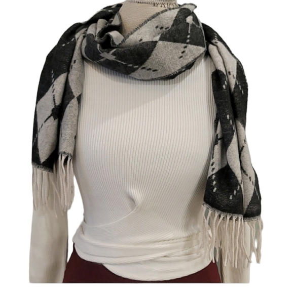 Black And Gray Made In Germany Acrylic Diamond Scarf - Picture 1 of 6